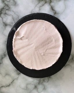 Un cerchio nero con un cerchio bianco al suo interno