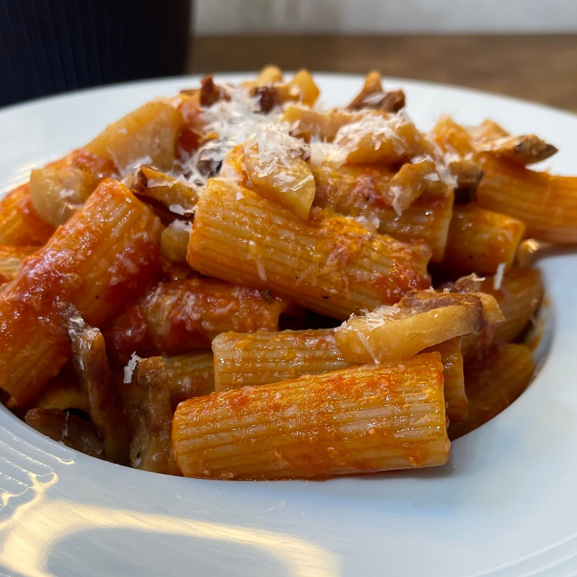 Un primo piano di un piatto di pasta con sugo e formaggio