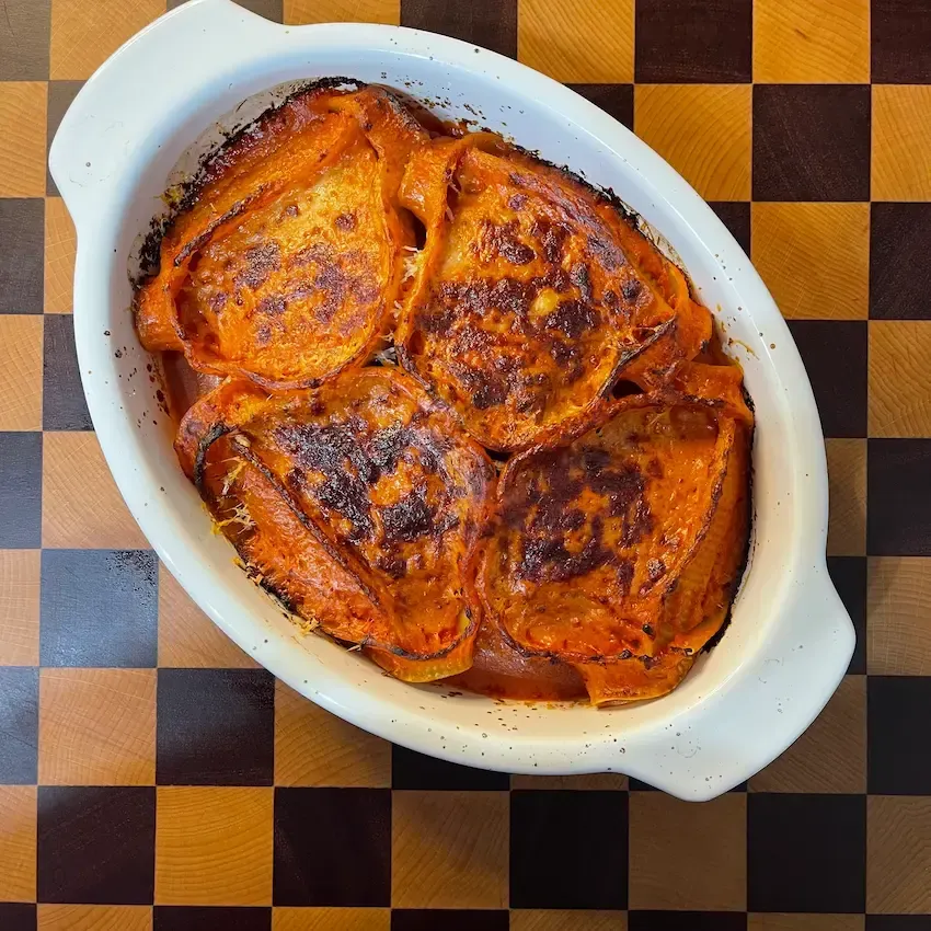 Teglia di conchiglioni ripieni al forno gratinati con sugo di pomodoro e parmigiano.