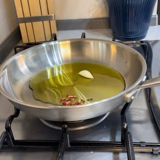 Una padella piena di olio e aglio su un fornello