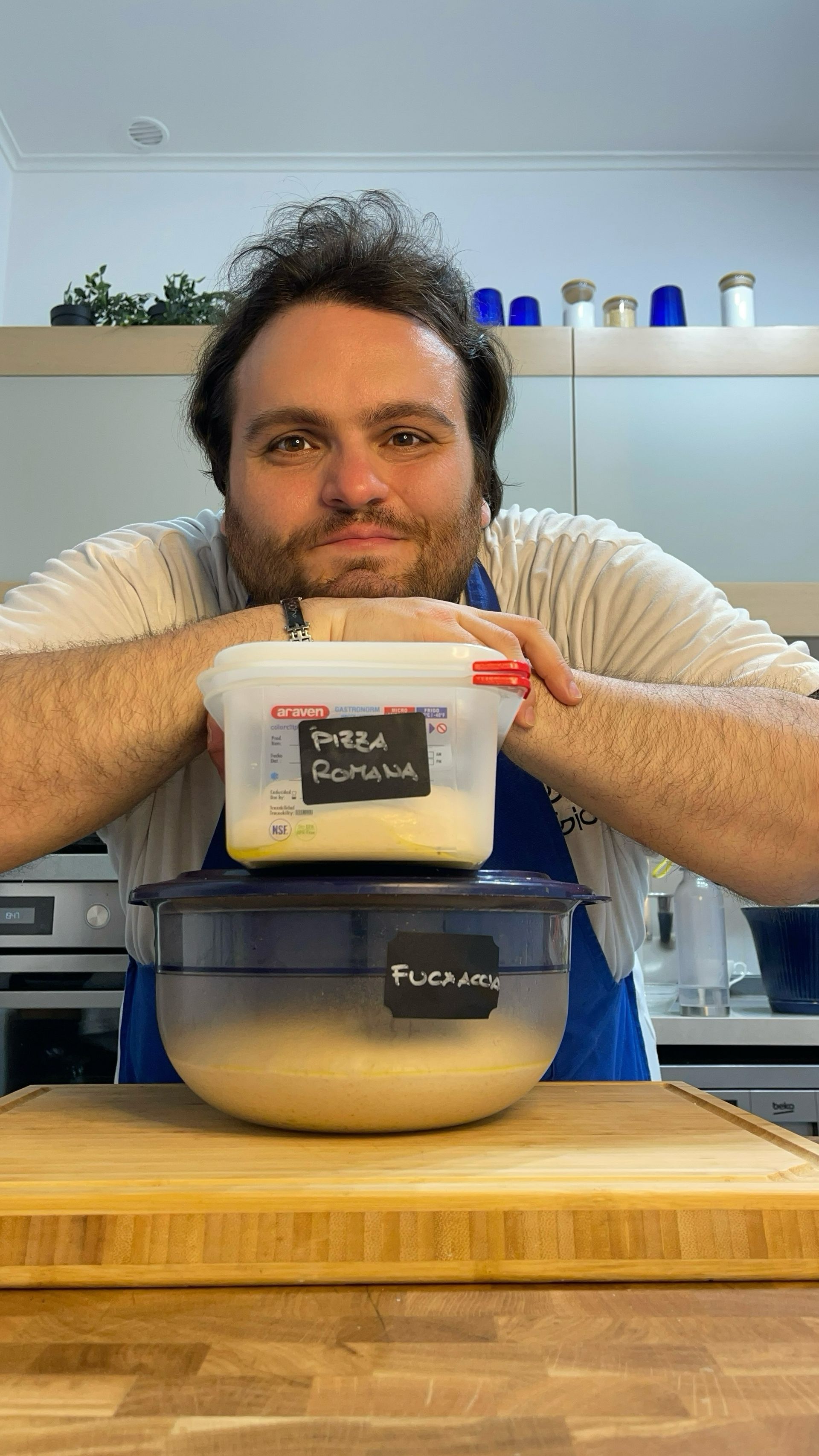 Un piatto di fiocchi d'avena con pere e arance su un tavolo di legno.