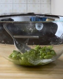Una ciotola di fagiolini con un cucchiaio dentro