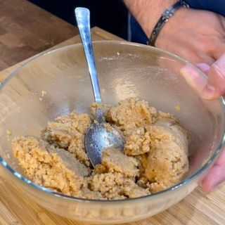 Una ciotola di cibo con un cucchiaio dentro