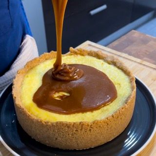 Una cheesecake con del caramello versato sopra