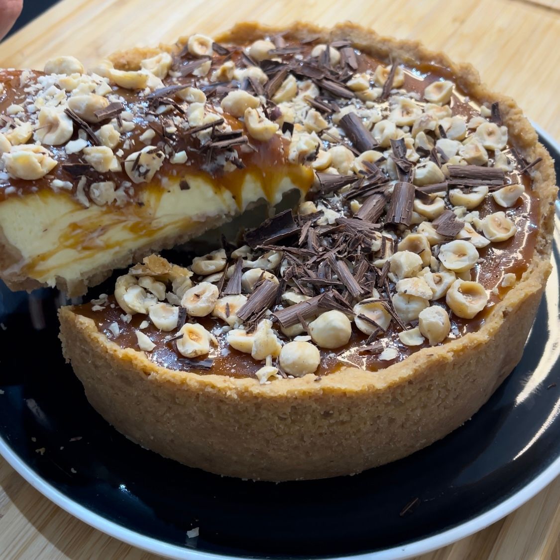 Una torta con una fetta tolta su un piatto