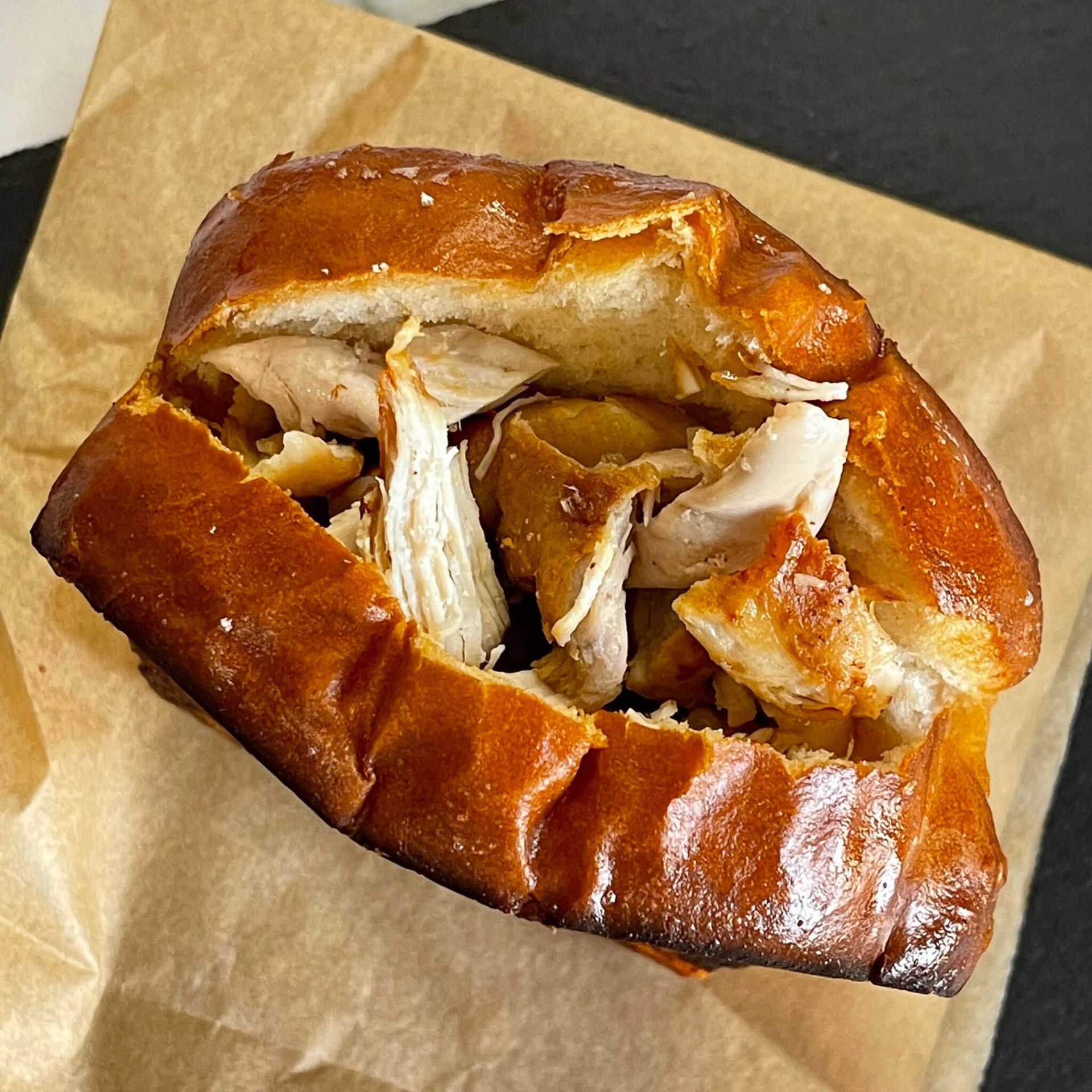 Un primo piano di un panino su un pezzo di carta marrone