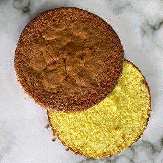 Due torte vengono tagliate a metà su una superficie di marmo