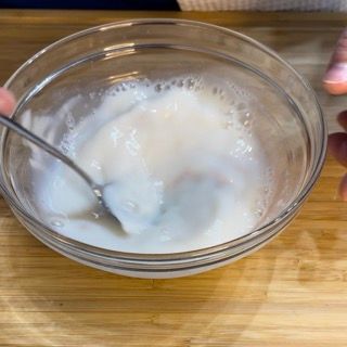 Lievito di birra sciolto in latte tiepido e zucchero