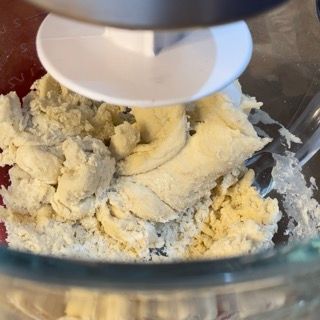 Impasto iniziale per i cinnamon rolls dopo pochi minuti