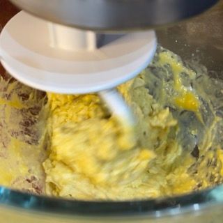 Uovo e sale aggiunti all'impasto per i Kanelbulle