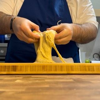 Impasto dei cinnamon rolls pirlato a formare una palla liscia
