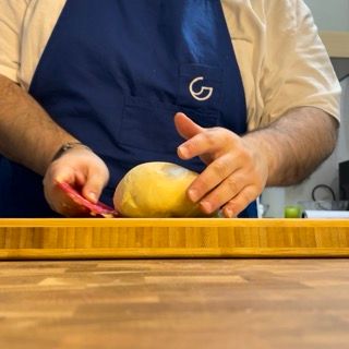 Impasto dei cinnamon rolls pirlato a formare una palla liscia