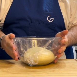L'impasto in una ciotola coperto da pellicola