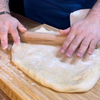 Impasto lievitato steso con un matterello