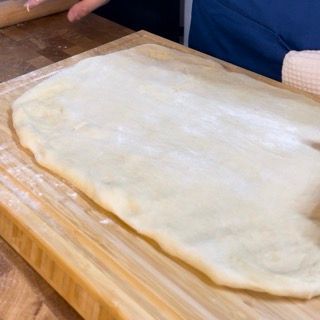Sfoglia di impasto della misura perfetta per i cinnamon rolls.
