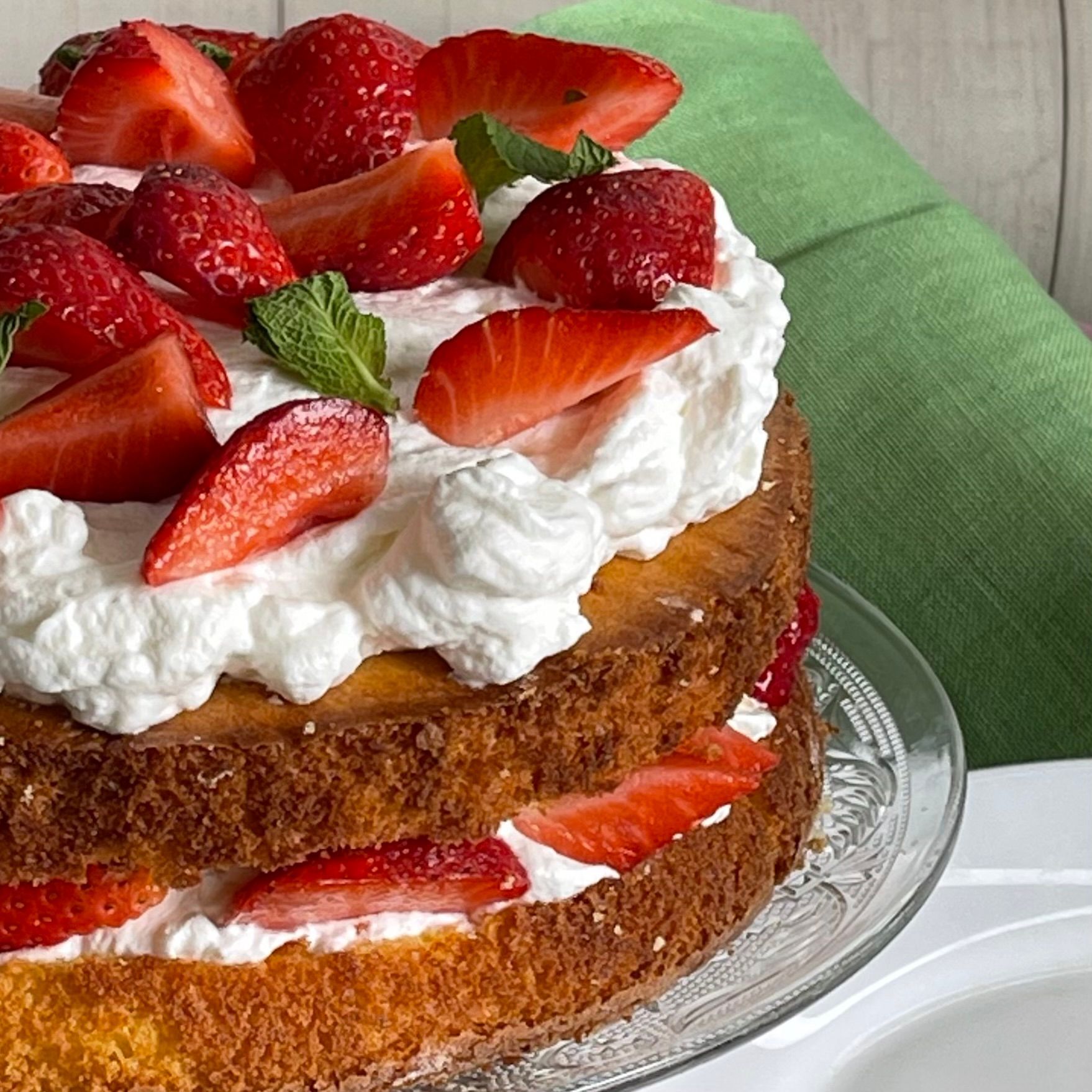 Una torta con panna montata e fragole sopra