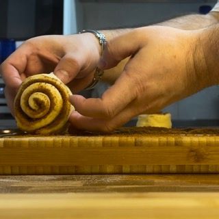 Girella alla cannella formata arrotolando una striscia su se stessa.