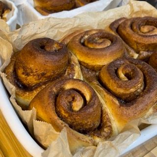 Cinnamon rolls appena sfornati, dorati e profumati