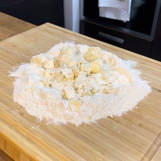 Un mucchio di farina su un tagliere di legno