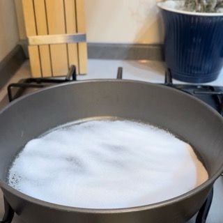 Una pentola piena di liquido bianco è sul fornello