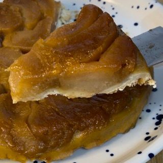 Un primo piano di un pezzo di torta su un piatto
