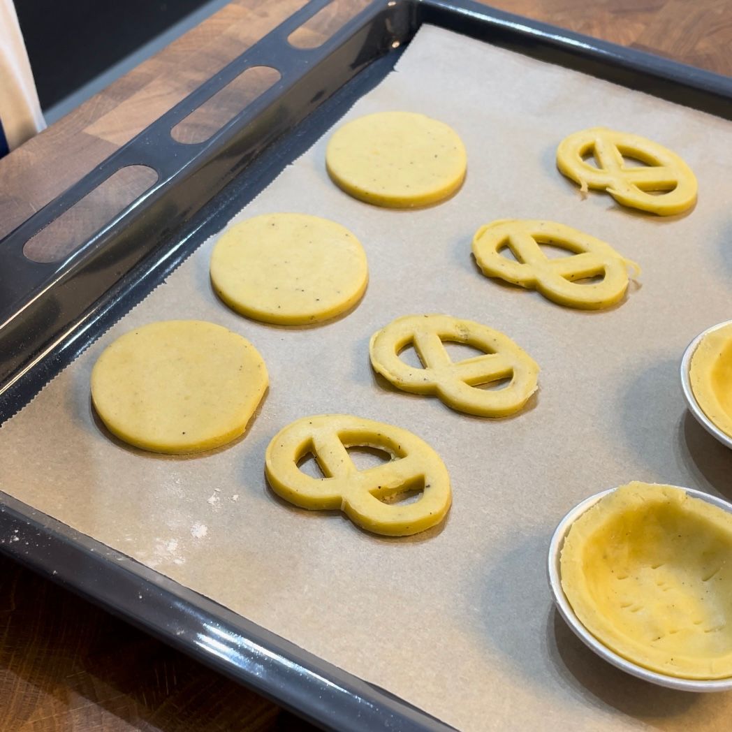 Una teglia con sopra pretzel e biscotti
