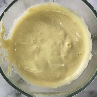 Primo piano di una ciotola di salsa su un tavolo.