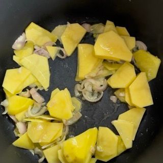 Patate e cipolle vengono cotte in padella