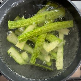 Una pentola di verdure viene cotta nell'acqua sul fornello.