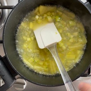 Una spatola viene utilizzata per mescolare una pentola di cibo