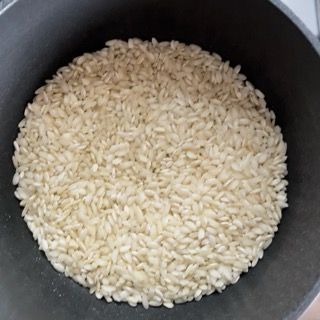 Una pentola piena di riso bianco è appoggiata su un tavolo