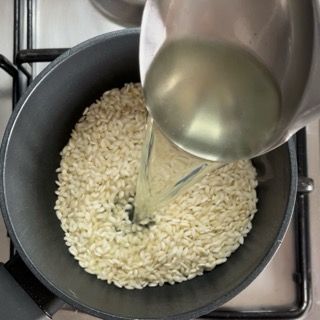 L'acqua viene versata in una pentola di riso
