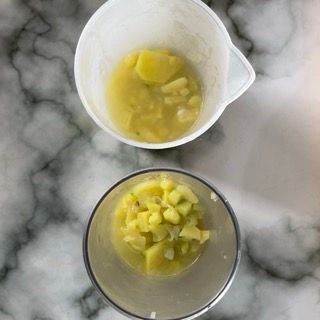 Due ciotole di cibo sono appoggiate su un tavolo
