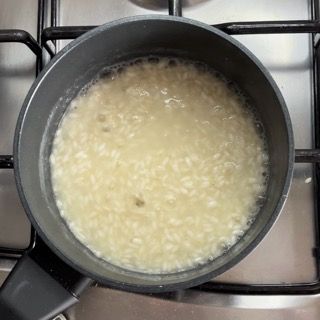 Una pentola di riso sta cuocendo sul fornello.