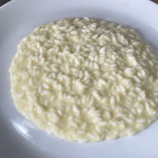 Un primo piano di un piatto di riso su un tavolo.