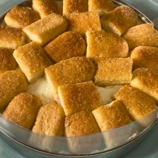 Un primo piano di una teglia piena di cubetti di pane