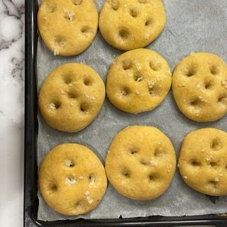 Un vassoio di biscotti gialli con i buchi