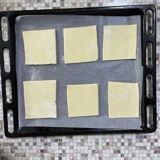 Un vassoio con sei quadrati di pasta sopra