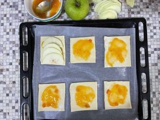 Un vassoio di cibo con sopra mele e marmellata