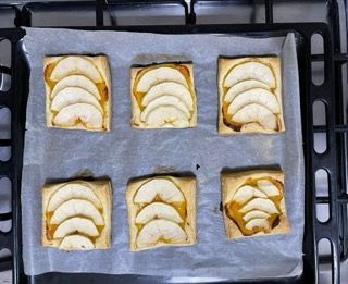 Sei quadrati di torta di mele su una teglia da forno