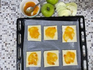 Un vassoio di cibo con sopra mele e marmellata