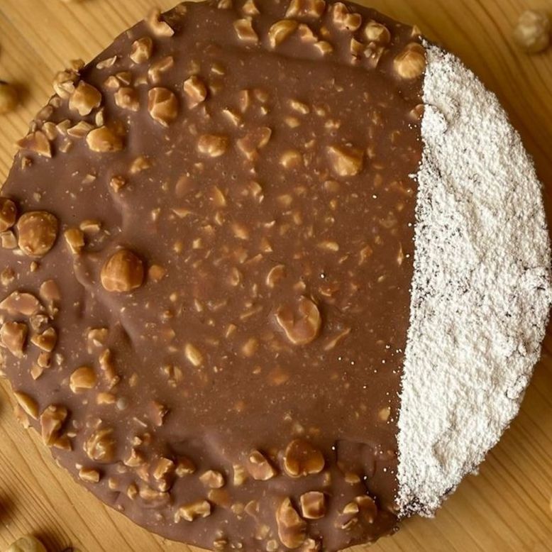 Un biscotto al cioccolato con noci e zucchero a velo sopra