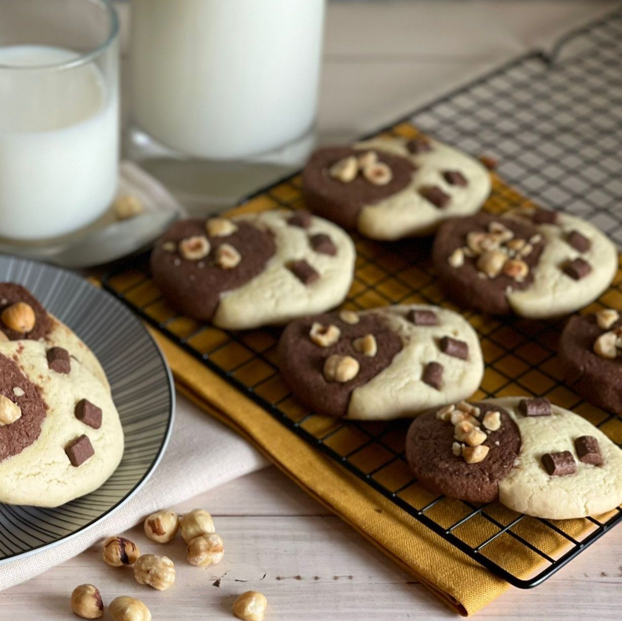 Un piatto di biscotti e un bicchiere di latte su un tavolo