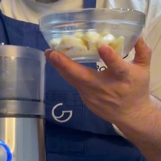Azione delle lame del frullatore per ridurre l'aglio cotto in una prima purea grezza.
