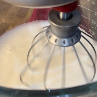 Un primo piano di un mixer con panna montata dentro