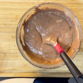 Una ciotola di salsa al cioccolato con una spatola dentro