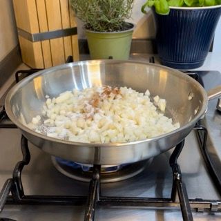 Una pentola di cibo sta cuocendo sul fornello