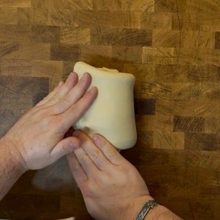 Una persona tiene in mano un pezzo di pasta