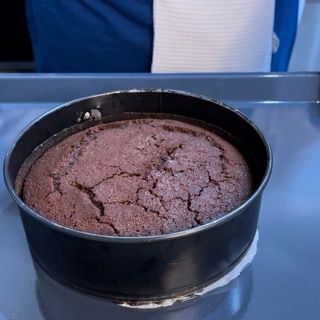 Una torta al cioccolato in una padella su un tavolo