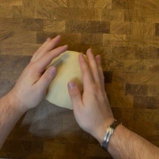 Una persona tiene in mano una palla di pasta